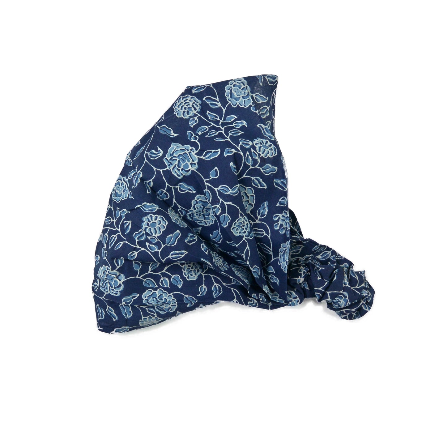 Nijens Stoff-Haarband in Dunkelblau mit hellblauem Blumenmuster, seitlich liegend vor weißem Hintergrund