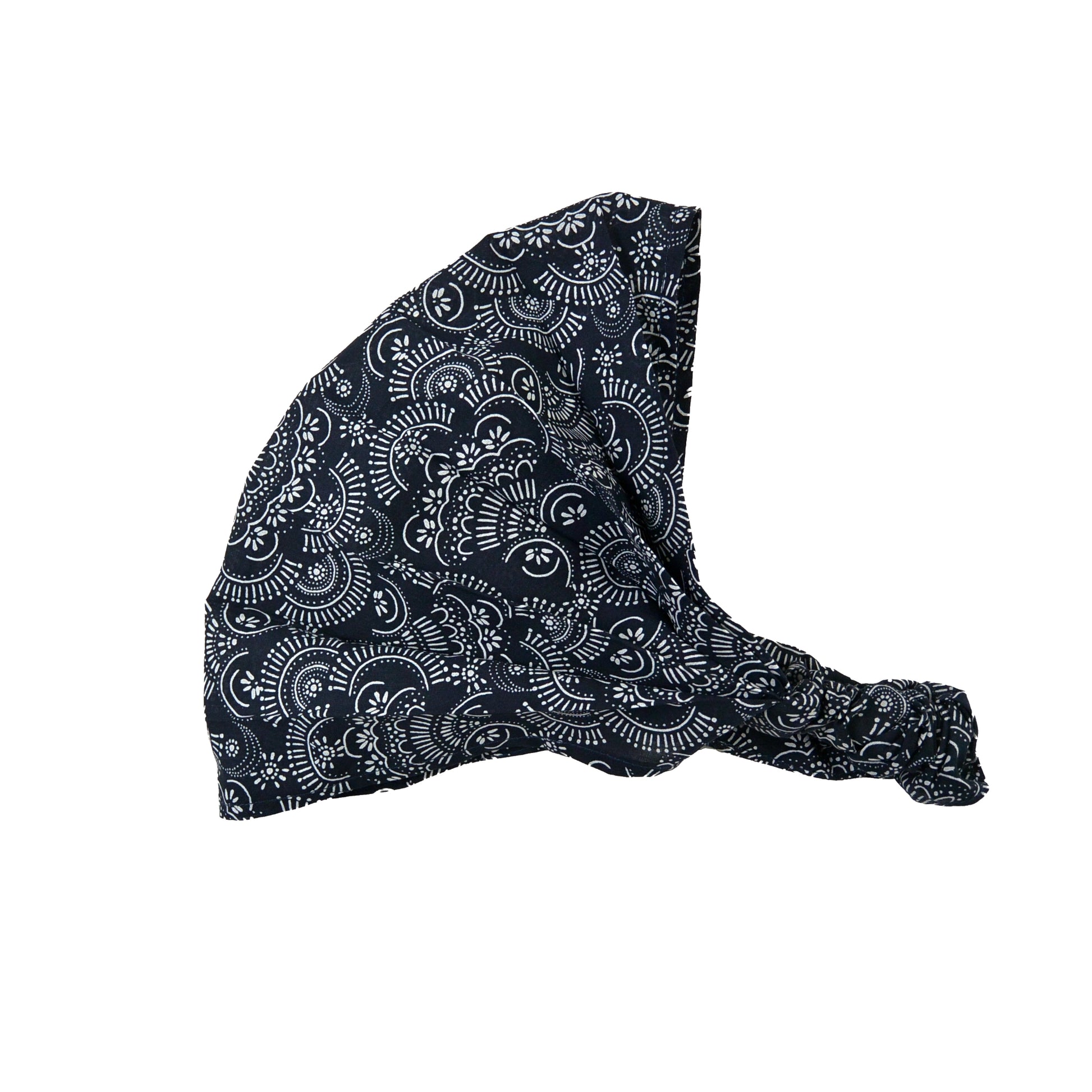 Nijens Stoff-Haarband in Dunkelblau mit weißem Mandala-Print, breites Bandana vor weißem Hintergrund