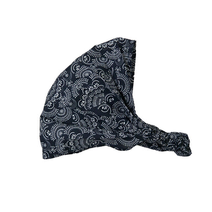 Nijens Stoff-Haarband in Dunkelblau mit weißem Mandala-Print, breites Bandana vor weißem Hintergrund
