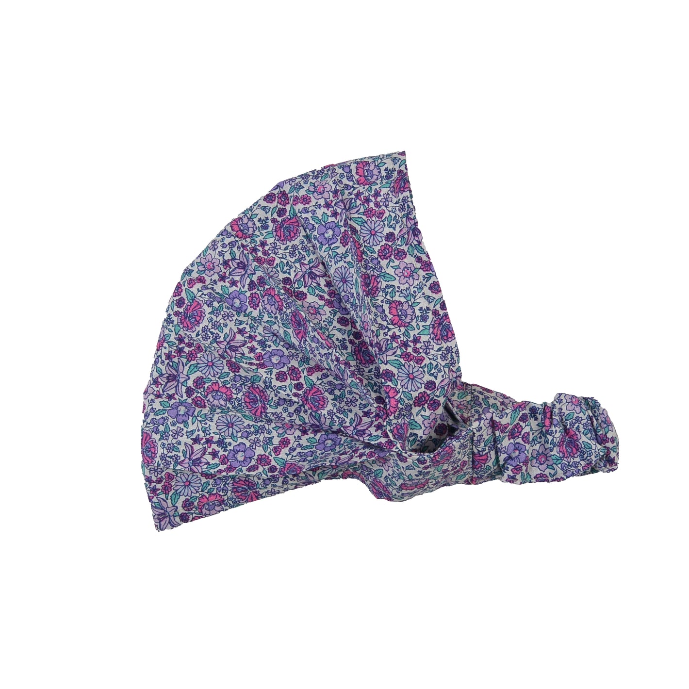 Nijens Stoff-Haarband in Lavendel mit kleinem Blumenmuster in Türkis, Rostorange und Weiß, seitlich liegend vor weißem Hintergrund