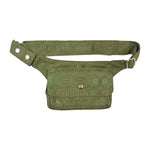 Olivfarbene Nijens Hüfttasche Kathmandu mit dezentem floralen Muster und Druckknopf-Verschluss – Vorderansicht auf weißem Hintergrund