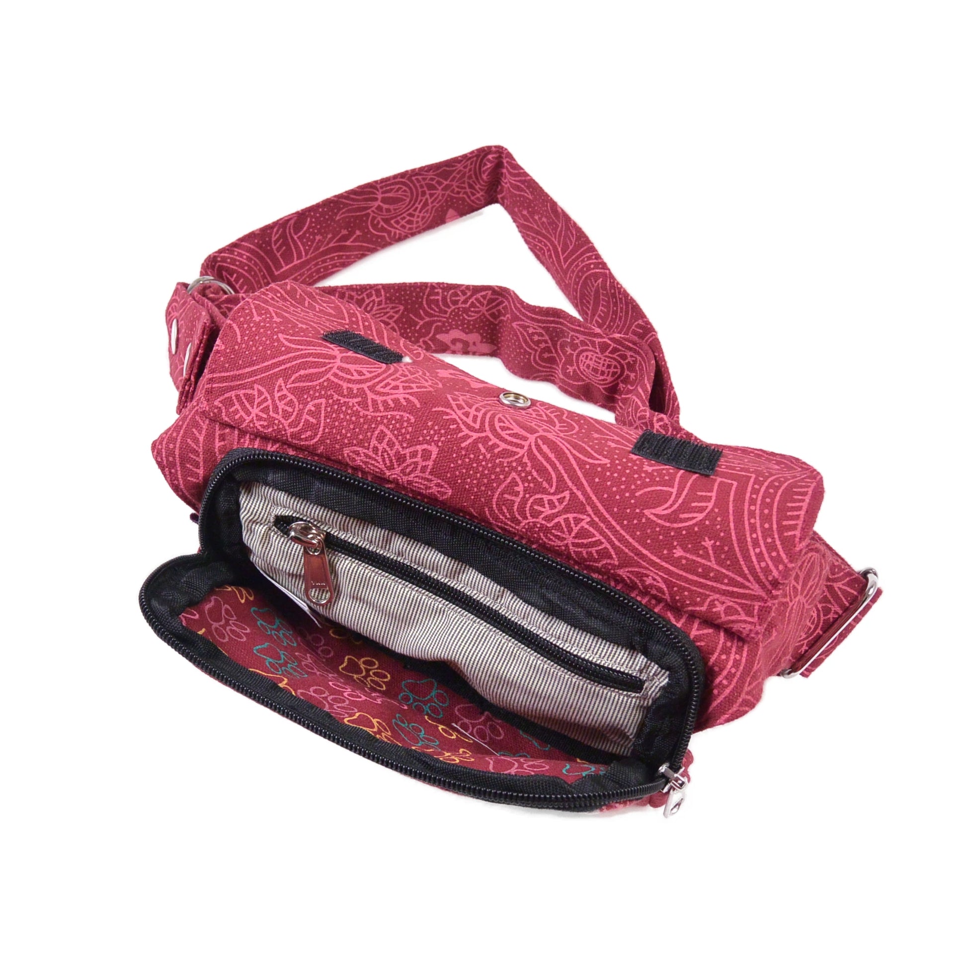 Geöffnete Bauchtasche aus Baumwoll-Canvas mit gestreiftem Innenfutter und Reißverschlussfach