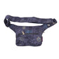 Rückansicht der dunkelblauen Kathmandu Hüfttasche von Nijens mit floralen Linien und Reißverschlussfach
