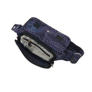 Geöffnete Nijens Bauchtasche mit gestreiftem Innenfutter und praktischem Innenfach mit Reißverschluss