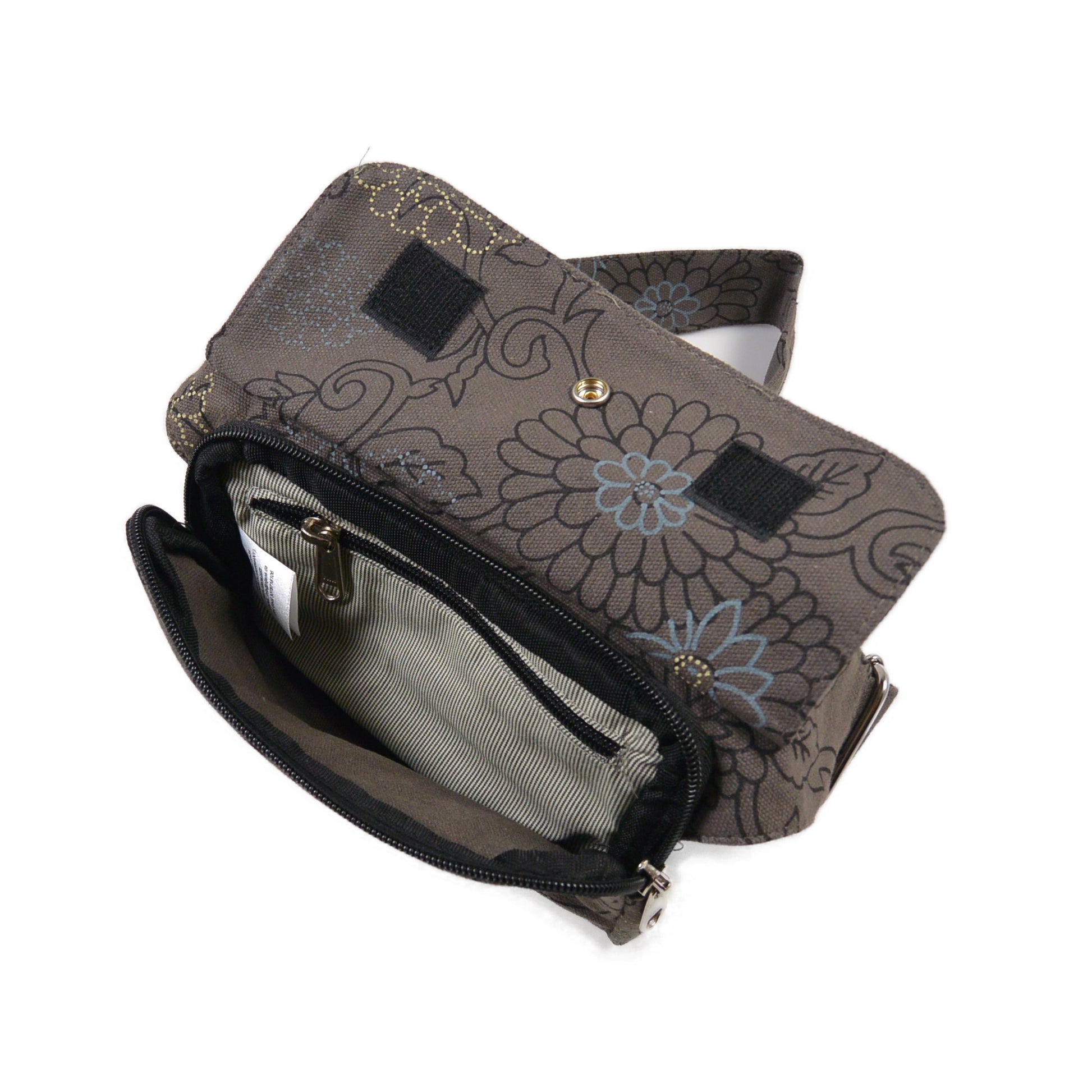 Geöffnete Bauchtasche mit gestreiftem Innenfutter und praktischem Innenfach mit Reißverschluss