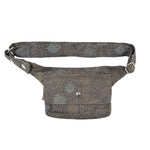 Kathmandu Hüfttasche in Grau mit dezentem Blumenmuster und Druckknopf auf der Vorderseite