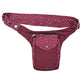 Gassi-Tasche, Bauchtasche aus robustem Baumwollstoff in Magenta mit kleinem Pfotenmuster, floralen Ornamenten. Diese Gürteltasche besitzt ein Reißverschlussfach vorne sowie ein Einsteckfach, welches durch einen Überschlag und einen Druckknopf verschlossen wird. 