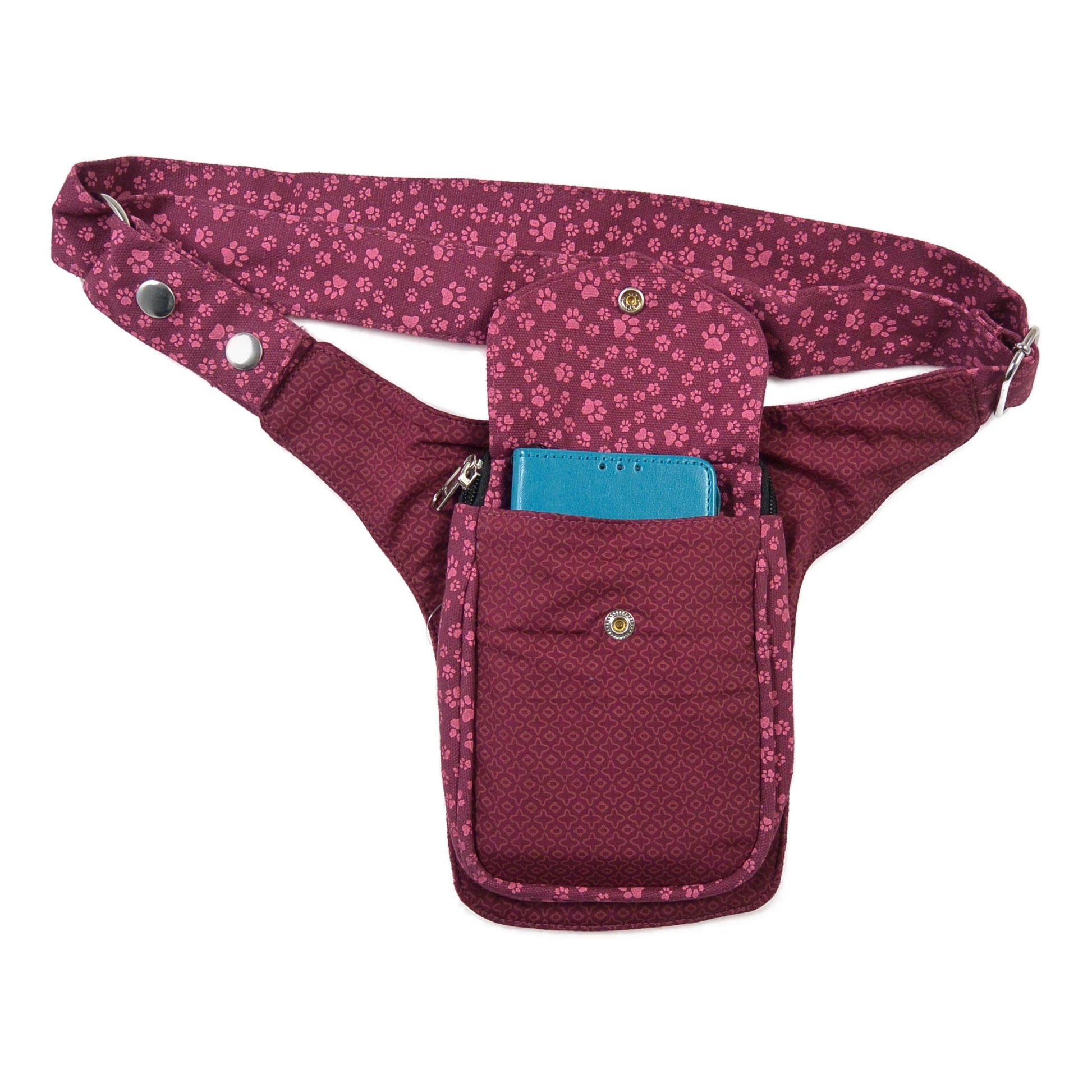 Gassi-Tasche, Bauchtasche aus robustem Baumwollstoff in Magenta mit kleinem Pfotenmuster, floralen Ornamenten. Diese Gürteltasche besitzt ein Reißverschlussfach vorne sowie ein Einsteckfach für das Handy.