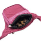 Bauchtasche aus robustem Baumwollstoff in Magenta mit kleinem Pfotenmuster. Leckerlifach.