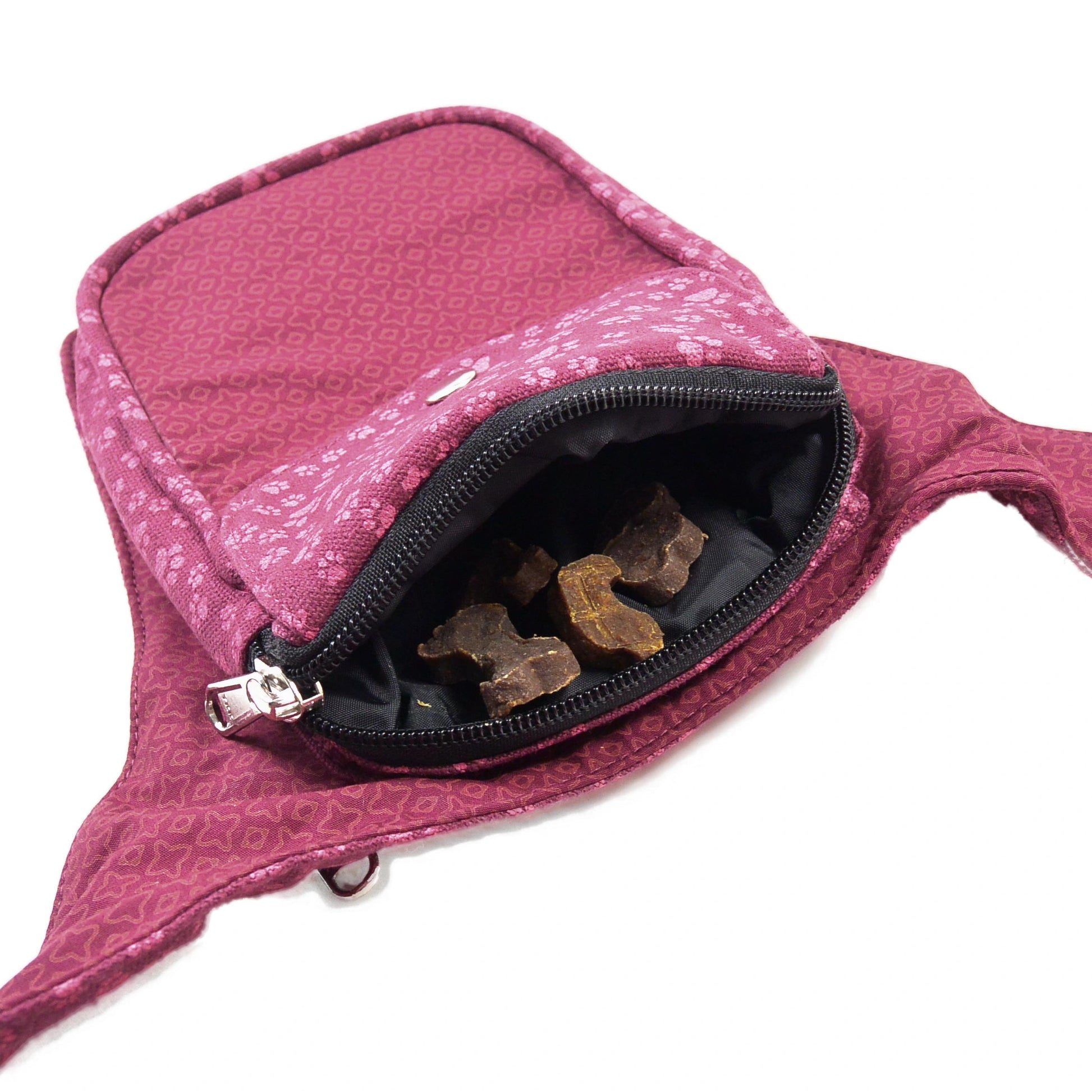 Bauchtasche aus robustem Baumwollstoff in Magenta mit kleinem Pfotenmuster. Leckerlifach.