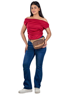 Model trägt braune Leder-Hüfttasche mit Blumenprint stilvoll auf der Hüfte – perfekter Begleiter für Spaziergänge