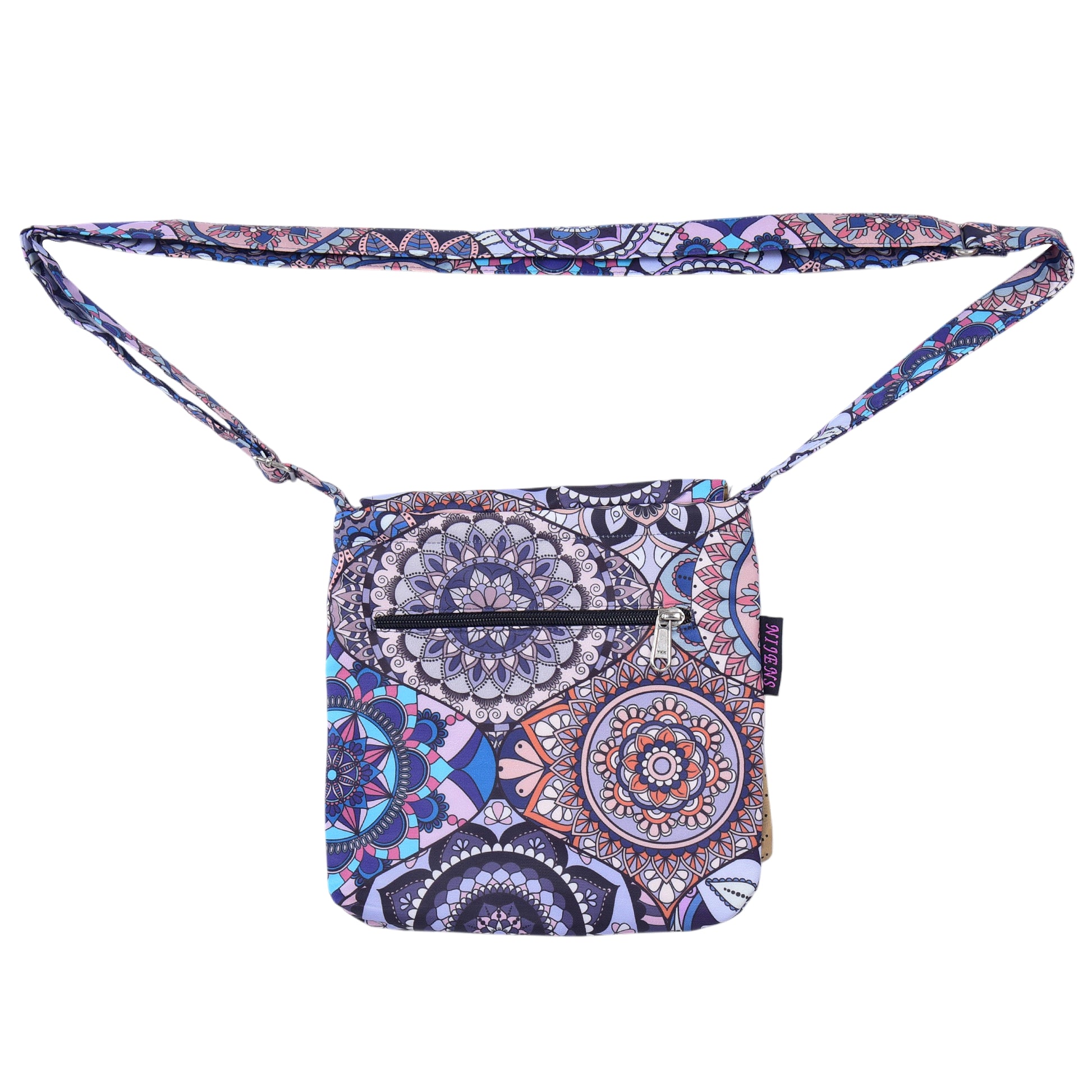 Rückseite der wasserabweisenden Umhängetasche Chotu von Nijens mit großem Mandala-Print in Blau-Lila-Tönen