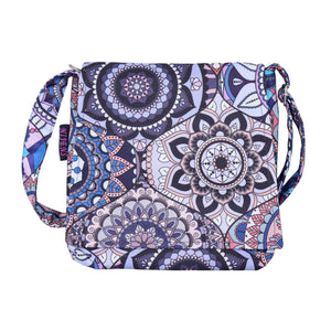 Wasserabweisende Umhängetasche mit buntem Mandala-Muster in Lila und Blau – Vorderansicht der kleinen Stofftasche Chotu von Nijens