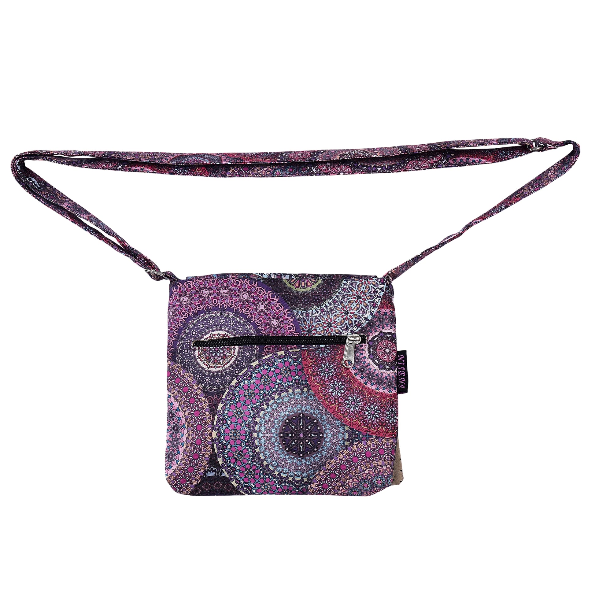 Rückseite der wasserabweisenden Umhängetasche Chotu von Nijens mit großem Mandala-Print in Rosa-Lila-Tönen