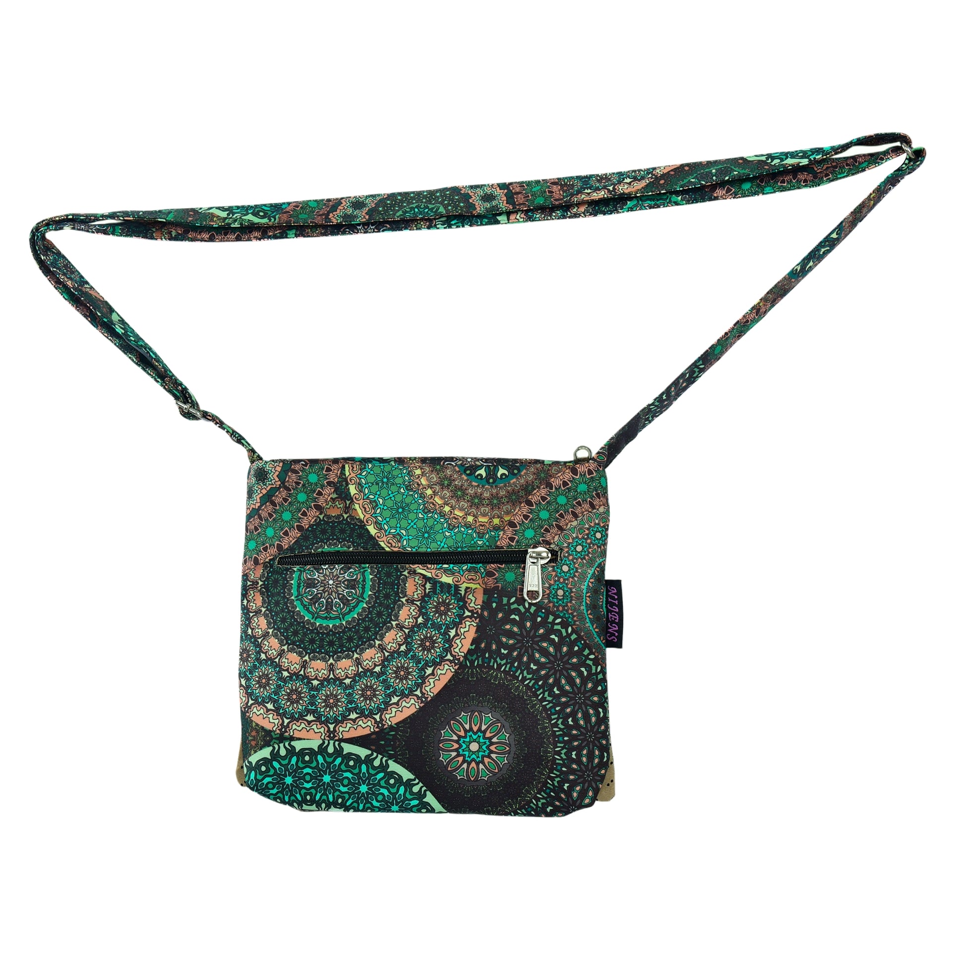 Rückseite der wasserabweisenden Umhängetasche Chotu von Nijens mit großem Mandala-Print in Grün-Braun-Tönen