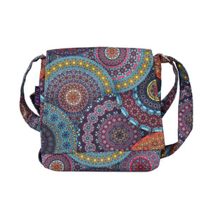 Wasserabweisende Umhängetasche aus Stoff mit farbenfrohem Mandala-Muster in Rot, Blau und Gelb – kleine Tasche Chotu von Nijens
