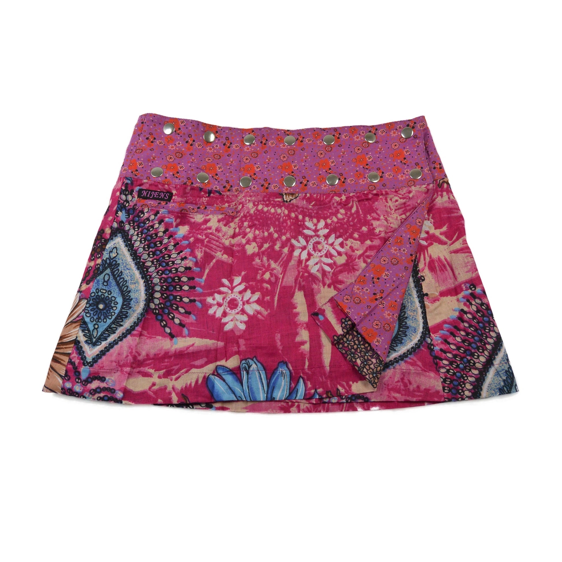 Zweite Seite des Minirocks in leuchtendem Magenta mit Batikblumen, Ethno-Prints in Blau und Weiß sowie violettem Bund mit Druckknöpfen – ein frischer Eyecatcher für Sommer und Festival.