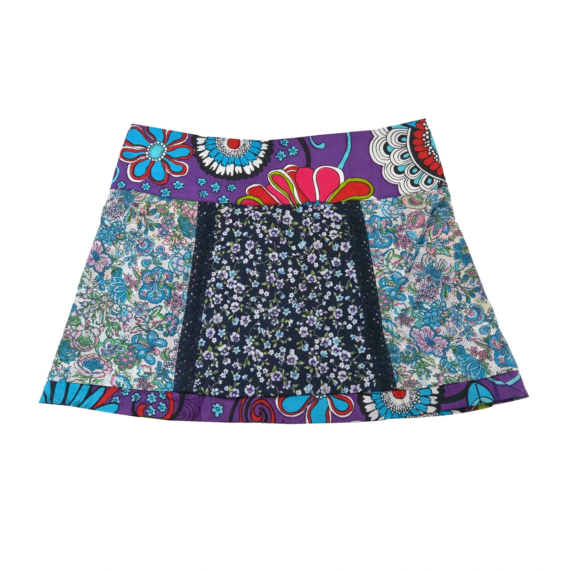 Rückseite des Minirocks mit dunkelblauer Blumenmitte und zarten floralen Prints in Pastell – abgerundet durch einen bunten Bund in Lila, Rot und Türkis.