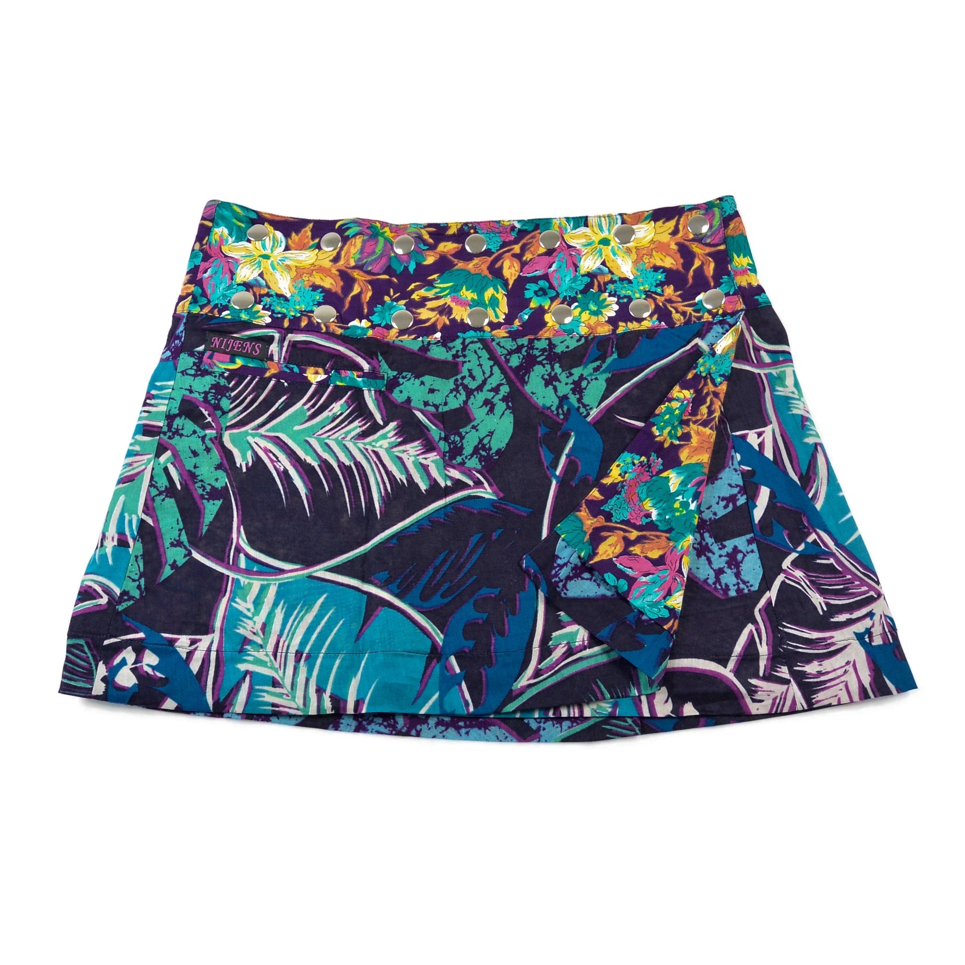 Alternative Seite des Minirocks mit großflächigem Dschungelprint in Türkis, Grün und Violett – auffälliger, femininer Look mit bunter Bundverzierung.