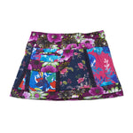 Vorderseite des kurzen Wenderocks mit violettem Blumenmuster und bunten Patchwork-Elementen.