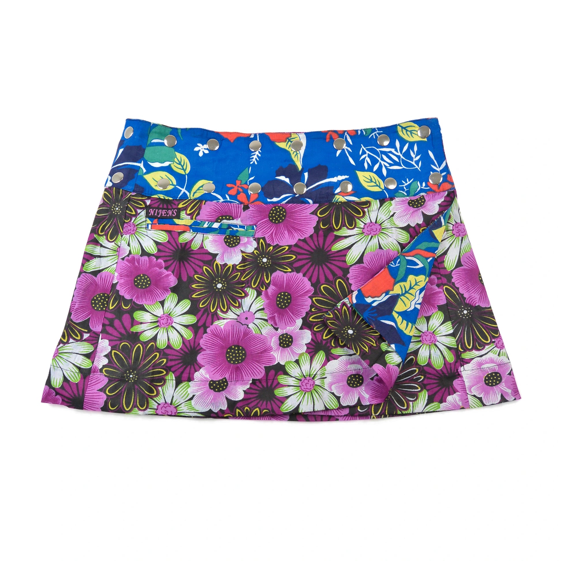 Detailaufnahme der dritten Seite des Rocks mit großen pink-violetten Blumen und türkisem Bund.