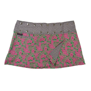 Kurzer Wenderock mit pinkem Blumenmuster auf grauem Hintergrund und Taillenbund mit weißen Punkten