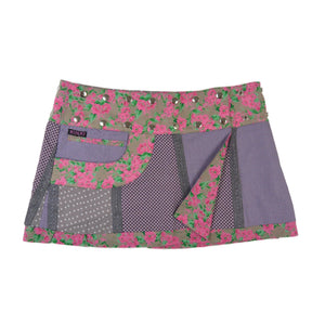 Wenderock mit Patchwork-Design aus Lila-, Grau- und Blumenmustern, inklusive pinken Rosen auf grauem Stoff