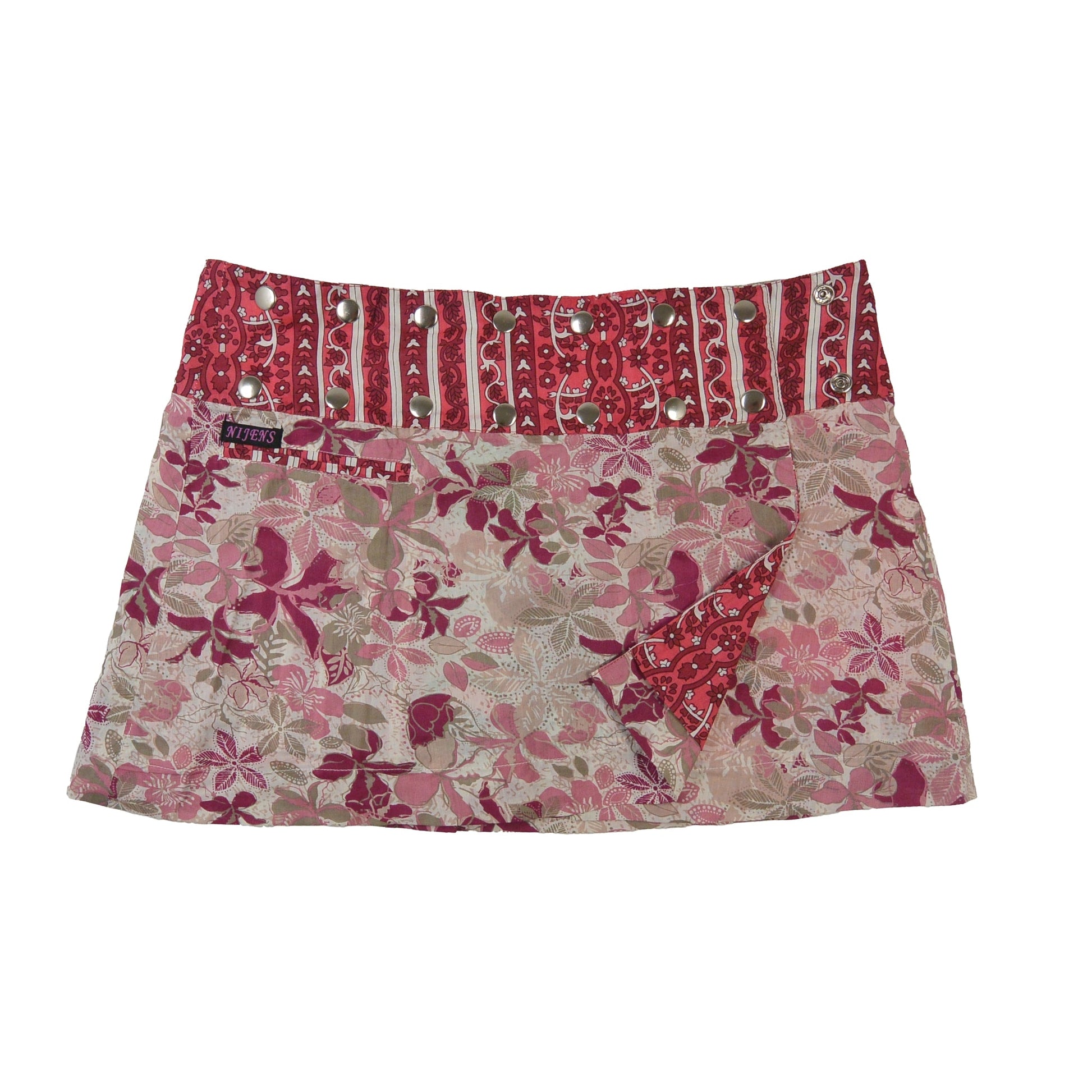 Kurzer Wenderock mit floralem Muster in Rosa und Beige sowie rotem Bund mit Ethno-Design.