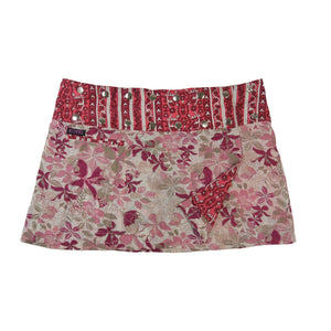 Kurzer Wenderock mit floralem Muster in Rosa und Beige sowie rotem Bund mit Ethno-Design.