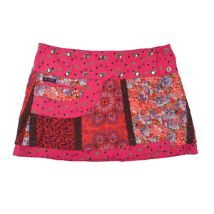 Kurzer Wenderock von Nijens mit floralen Mustern in kräftigem Pink, Patchwork-Optik und Tasche auf der Vorderseite