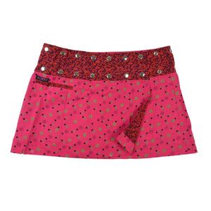 Rückseite des kurzen Wenderocks in Pink mit kleinen Blumenmustern und kontrastierendem Bund in Rot mit Blümchen