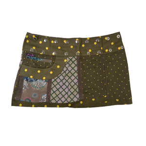 Vorderseite des kurzen Wenderocks von Nijens mit grünem Bund, Blumenmuster, Polka Dot und dekorativer abnehmbarer Tasche – Patchwork-Design mit Spitze