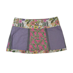 Rückseite des Wenderocks mit Rosa Mittelteil und floralem Muster in Lila, Rosa und Blau