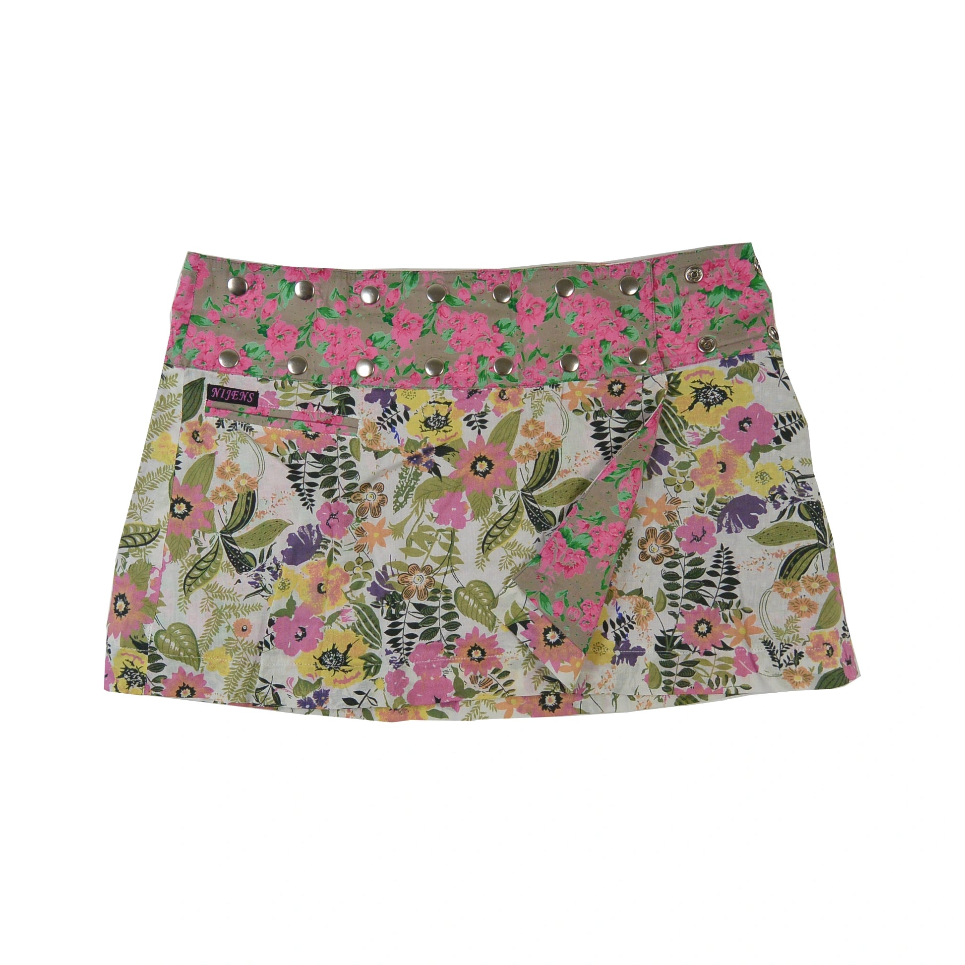 Detailaufnahme der dritten Seite des Rocks mit großen pink-violetten Blumen und Rosa Bund