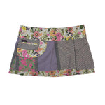 Vorderseite des kurzen Wenderocks mit violettem Blumenmuster und grauen Patchwork-Elementen