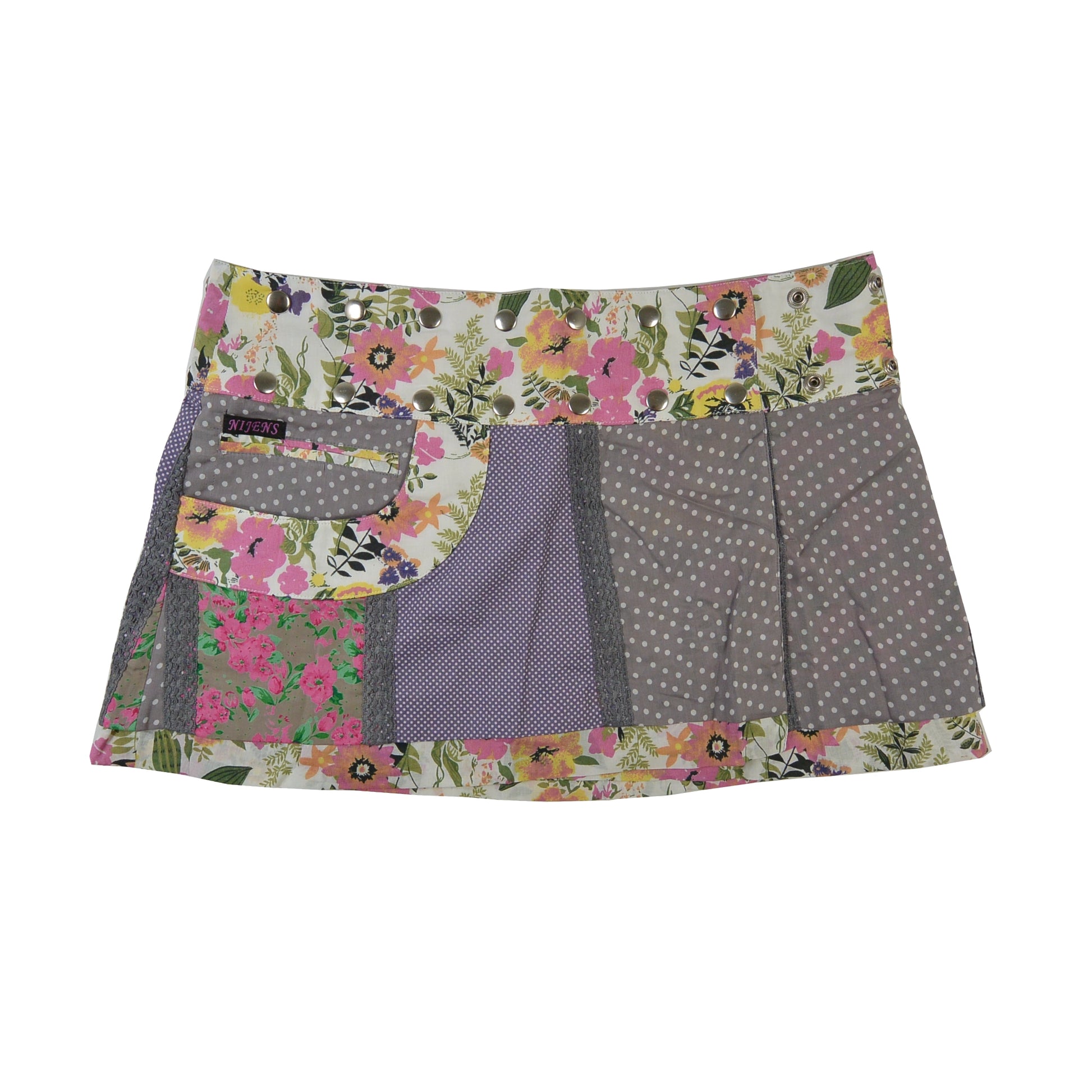 Vorderseite des kurzen Wenderocks mit violettem Blumenmuster und grauen Patchwork-Elementen