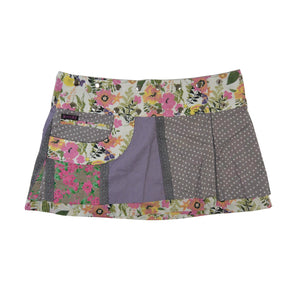 Vorderseite des kurzen Wenderocks mit violettem Blumenmuster und grauen Patchwork-Elementen