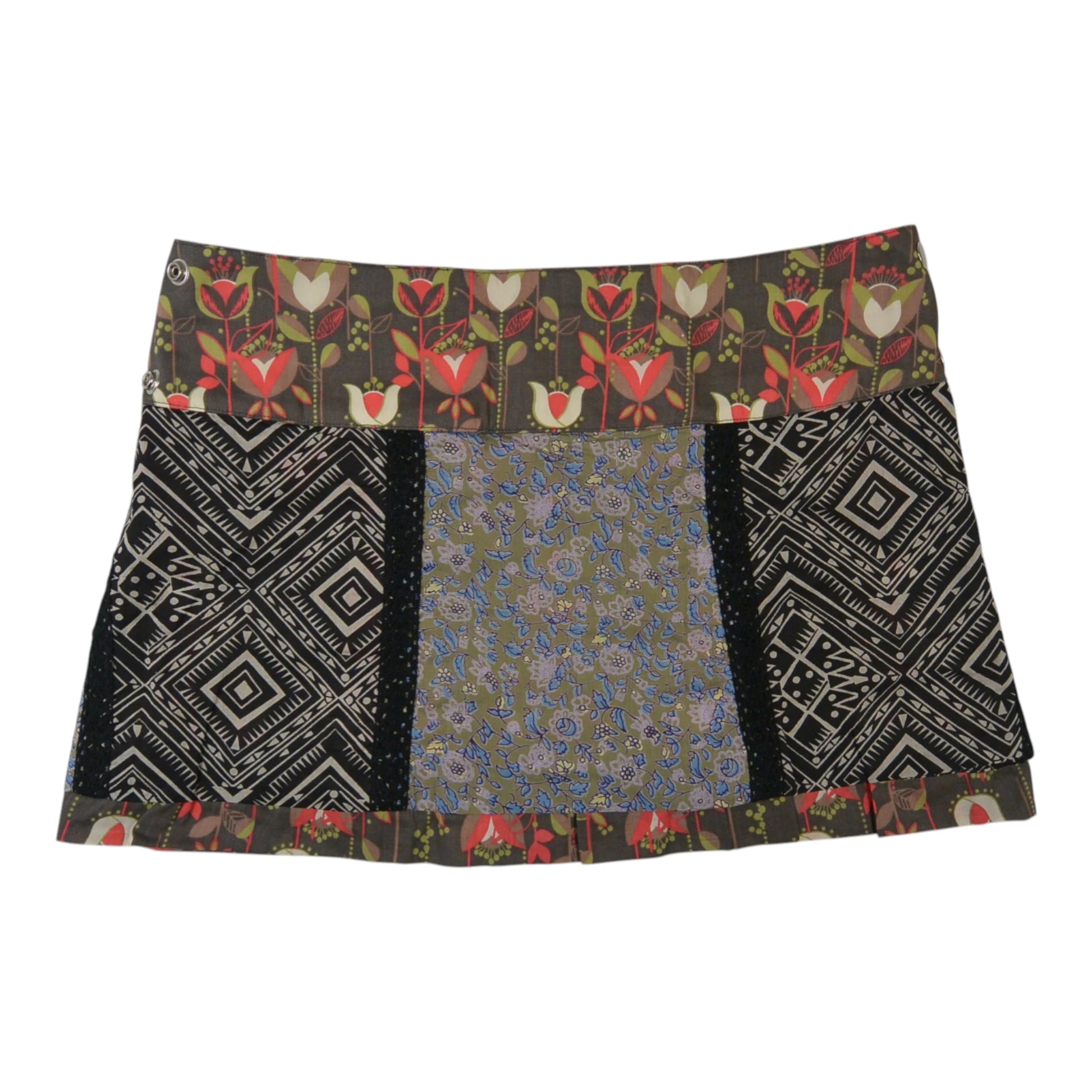 Kurzer Wenderock mit floralem Muster in Schwarz, Braun und Beige sowie rotem Bund mit Ethno-Design.