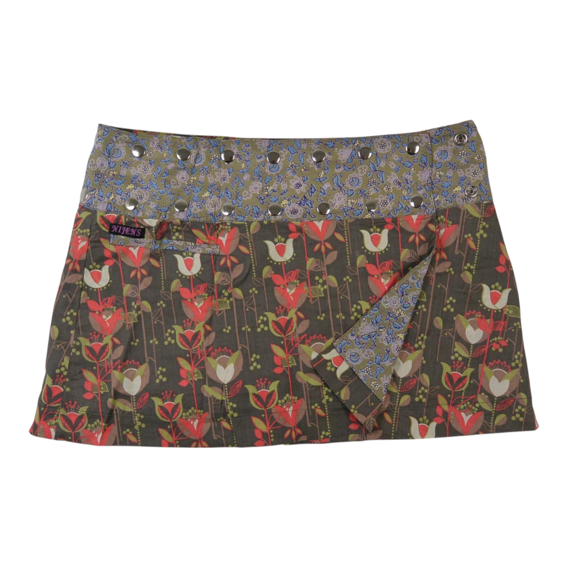 Kurzer Wenderock mit floralem Muster in Rot, Braun und Beige sowie blauem Bund mit Ethno-Design.