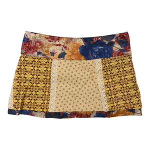 Minirock Wenderock von Nijens im Patchwork-Stil mit floralen Mustern in Gelb, Rot und Blau. Bild 2