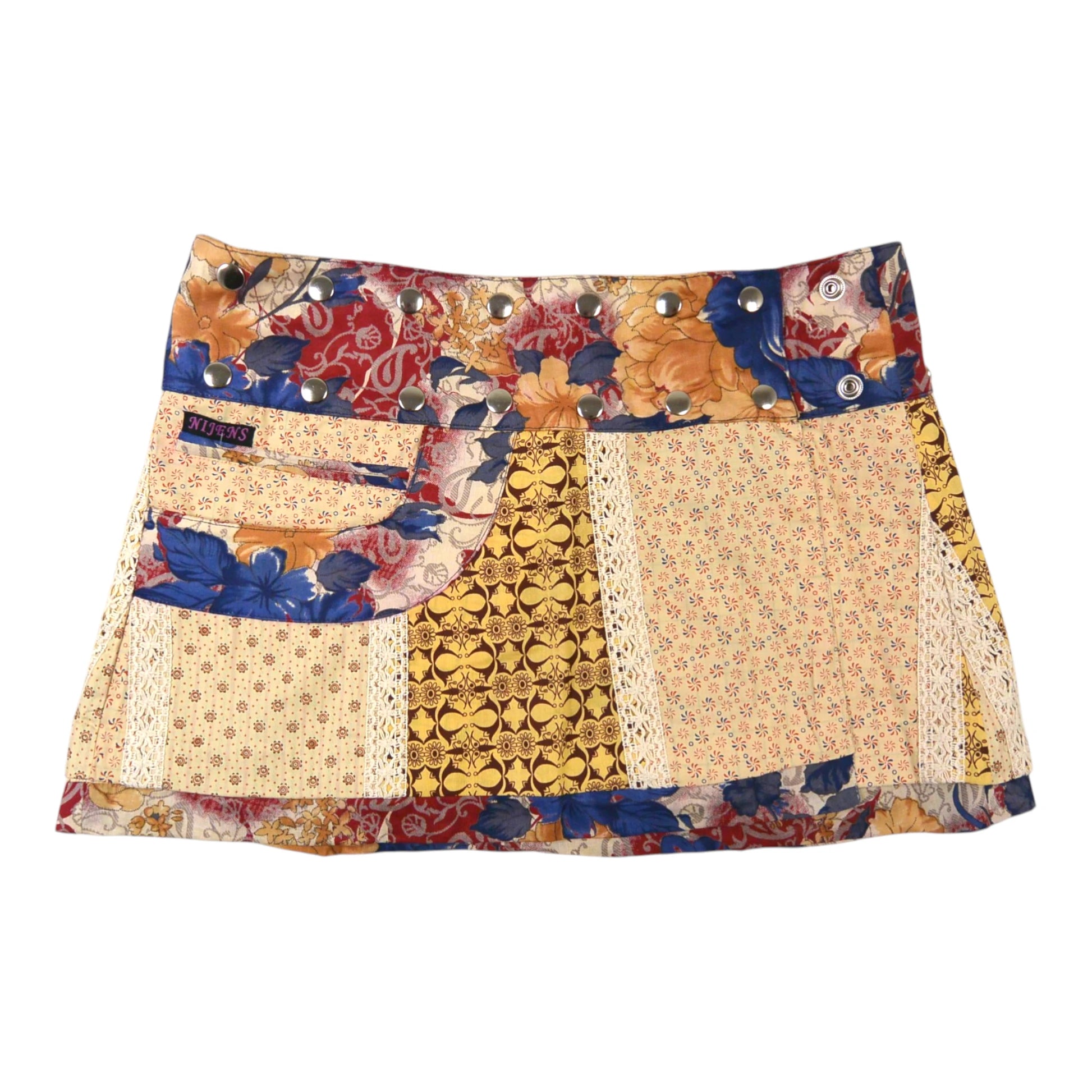Minirock Wenderock von Nijens im Patchwork-Stil mit floralen Mustern in Gelb, Rot und Blau. 