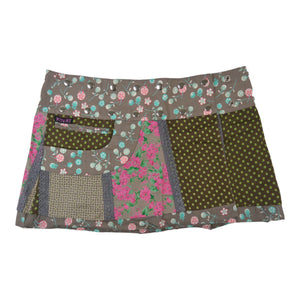 Minirock Wenderock von Nijens im Patchwork-Stil mit floralen Mustern in Rosa, Grün und Türkis.