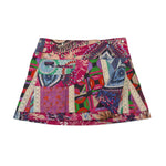 Knallbunter Minirock von Nijens mit ethnischen Mustern, Pink-, Lila- und Grüntönen, verziert mit Spitze und aufgesetzter Tasche – ein echtes Patchwork-Kunstwerk für sonnige Tage.