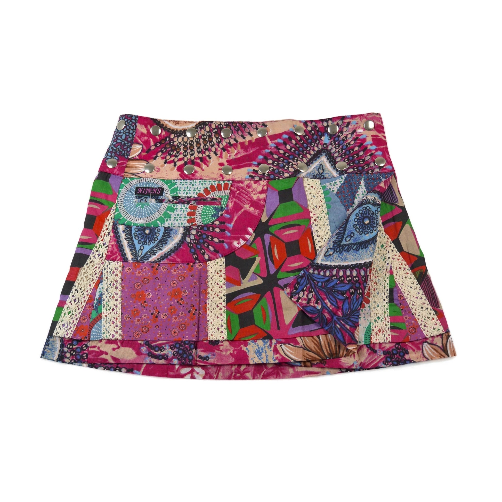 Knallbunter Minirock von Nijens mit ethnischen Mustern, Pink-, Lila- und Grüntönen, verziert mit Spitze und aufgesetzter Tasche – ein echtes Patchwork-Kunstwerk für sonnige Tage.