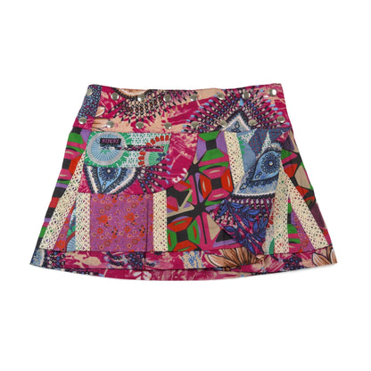 Knallbunter Minirock von Nijens mit ethnischen Mustern, Pink-, Lila- und Grüntönen, verziert mit Spitze und aufgesetzter Tasche – ein echtes Patchwork-Kunstwerk für sonnige Tage.