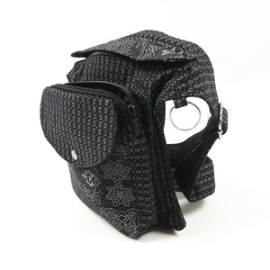 Schwarze Tasche für Spaziergang mit Hund