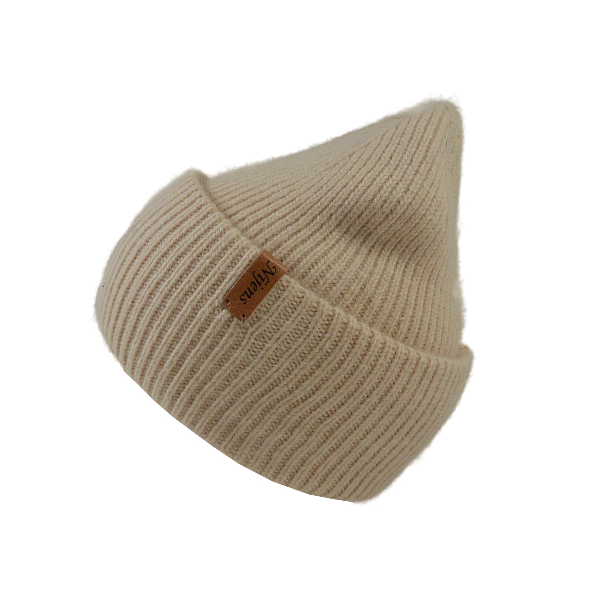 Seitenansicht der Angora Beanie in Beige von Nijens mit Pfote-&-Herz-Stickerei