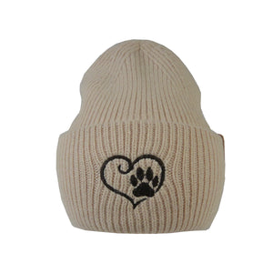 Vorderansicht der Angora Beanie in Beige von Nijens mit Pfote-&-Herz-Stickerei
