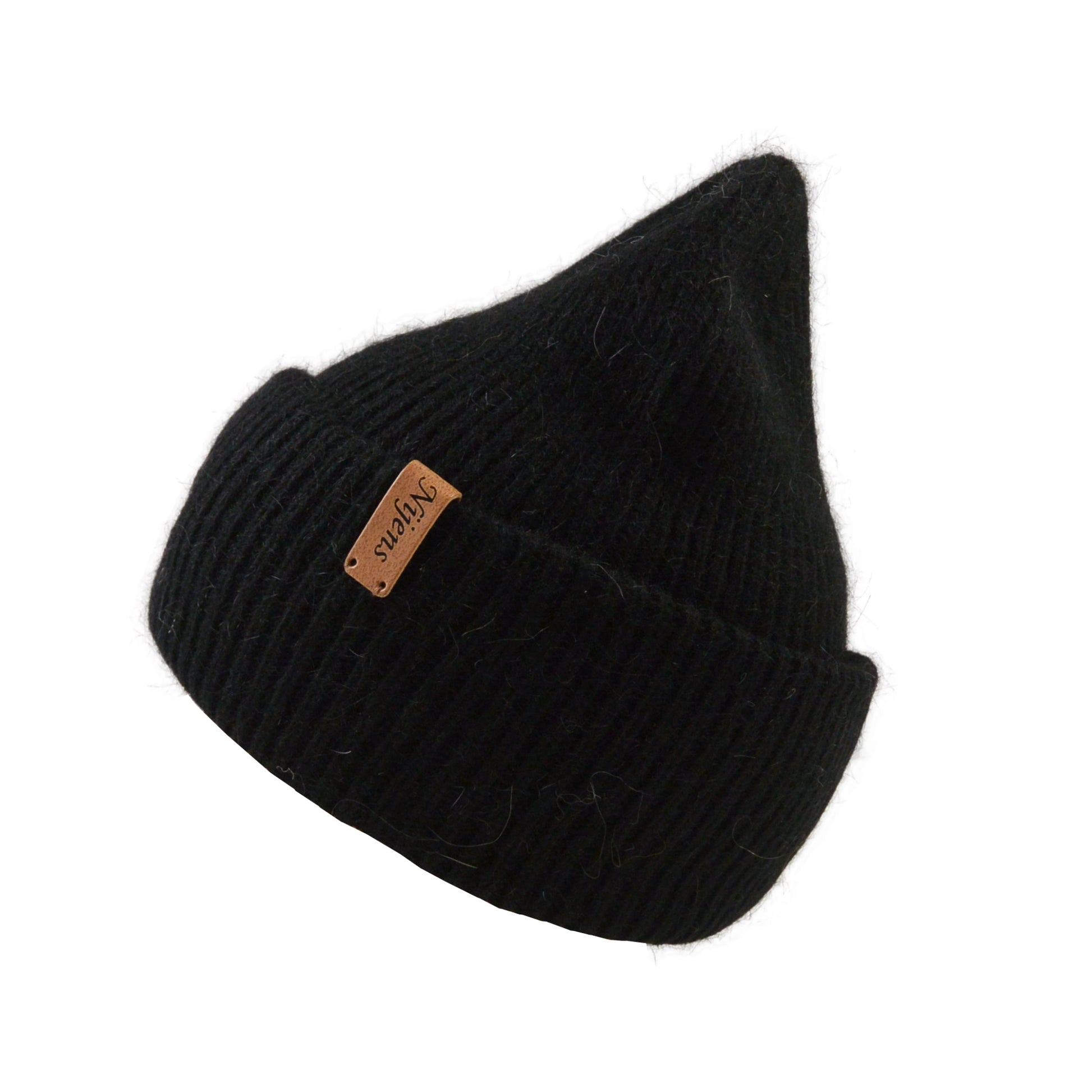 Seitliche Ansicht der schwarzen Nijens Angora Beanie mit braunem Label am Umschlag