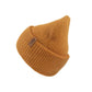 Seitliche Ansicht der orangen Angora Beanie mit braunem Label am Umschlag